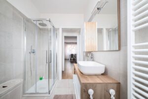 Bagno moderno con doccia box vetro lavabo e scaldasalviette appartamento vacanze Monza