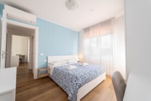 Camera matrimoniale ampia con scrivania aria condizionata armadio appartamento vacanze Monza