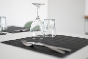 Tavola apparecchiata con bicchiere vino e posate cucina appartamento vacanze Monza