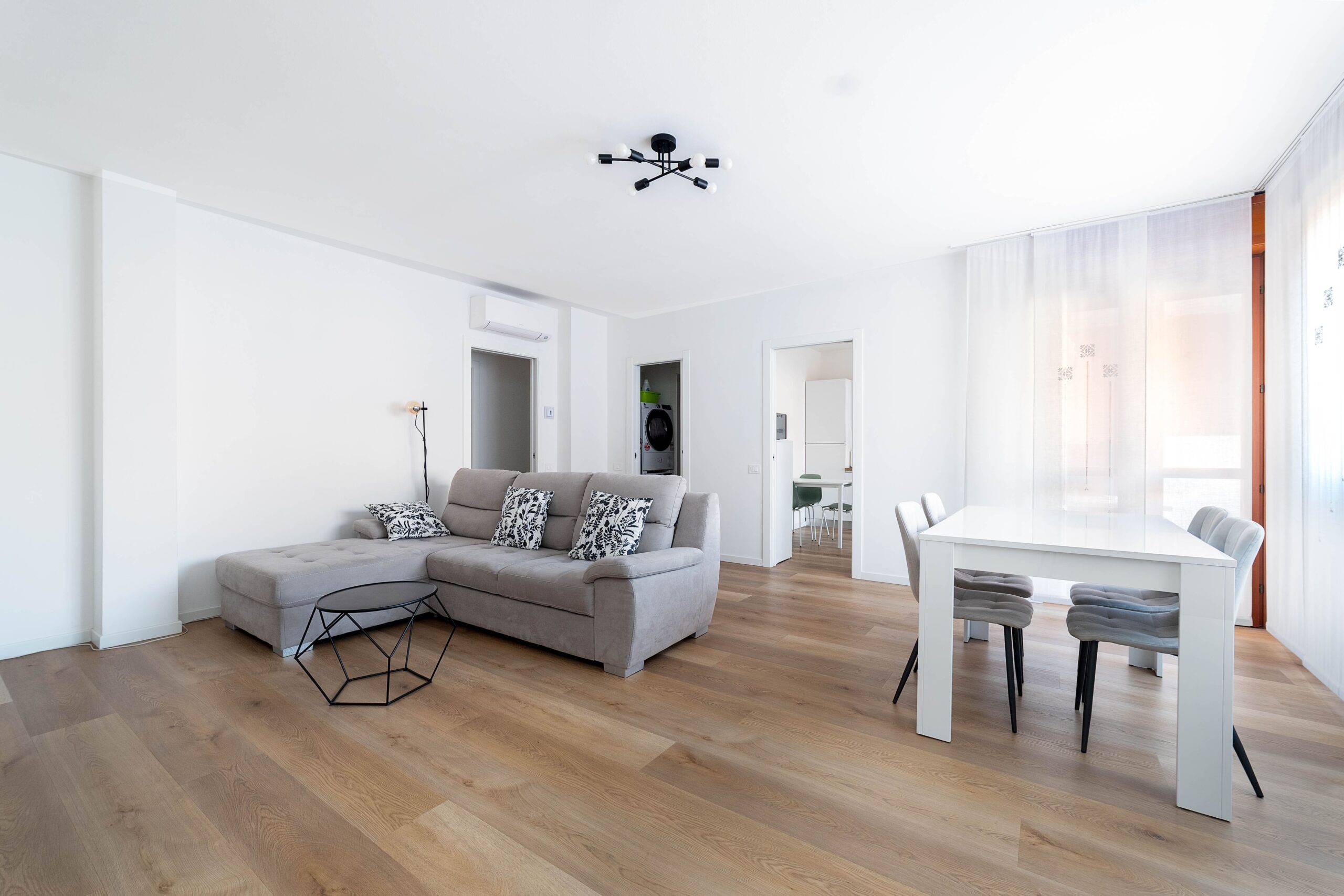 Soggiorno luminoso appartamento vacanze Bnb Monza con divano letto e TV